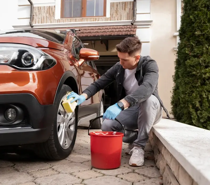 Lavage auto à domicile Les Salles-du-Gardon : professionnel intervenant sur un véhicule